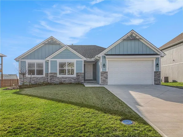 20702 Copper Creek Dr, Peculiar, MO 64078