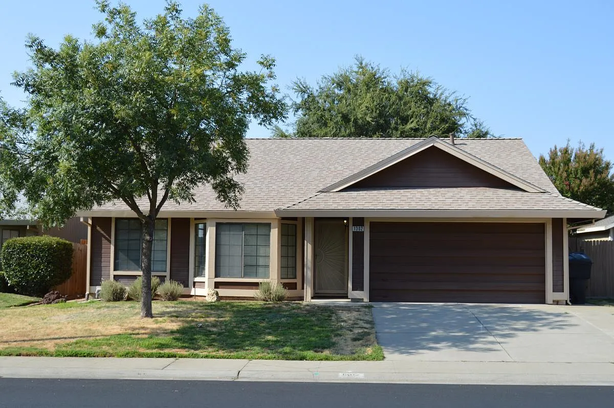 1302 Pilgrims Dr photo 1