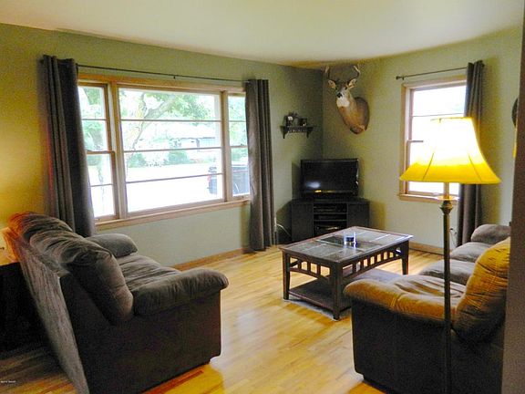 2nd image of 2009 Green Ln NE
