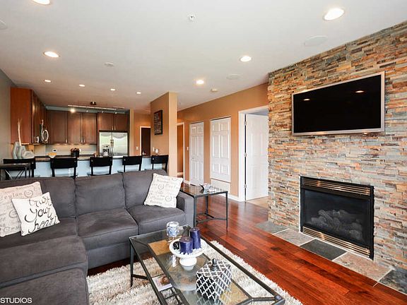3rd image of 300 Village Cir Unit 403