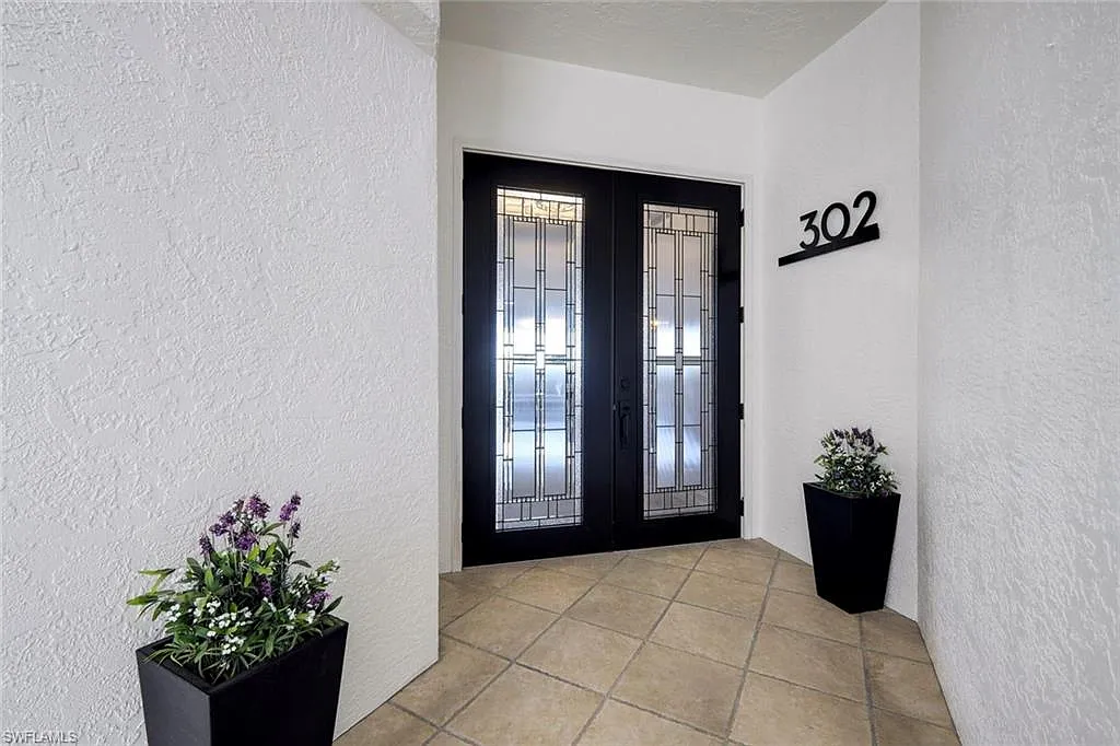 3 bed, 3.0 bath, 2728 sqft, $13,000 — Photo 3