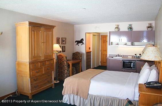 Bed and Kitchenette
