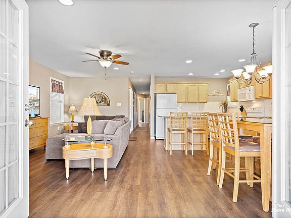2nd image of 808 7th St #1