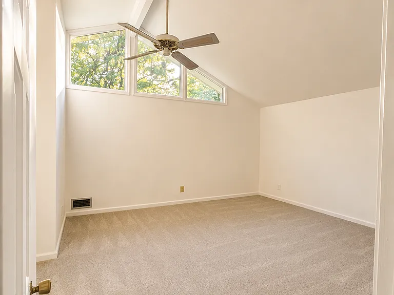 1690 Manhasset Dr — Photo 17