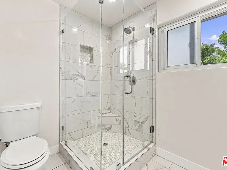 15920 Gledhill St — Photo 32
