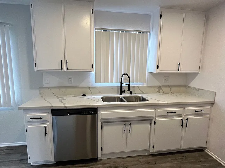 6651 Haskell Ave — Photo 8