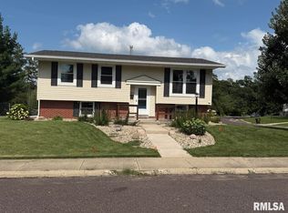 6602 N Randwick Rd, Peoria, IL 61615