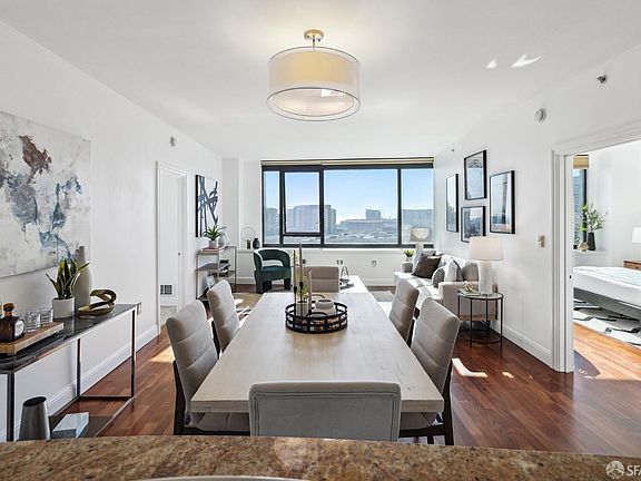 4th image of 260 King St Unit 1403