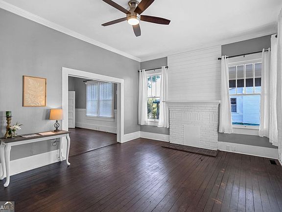 4th image of 201 Oak St