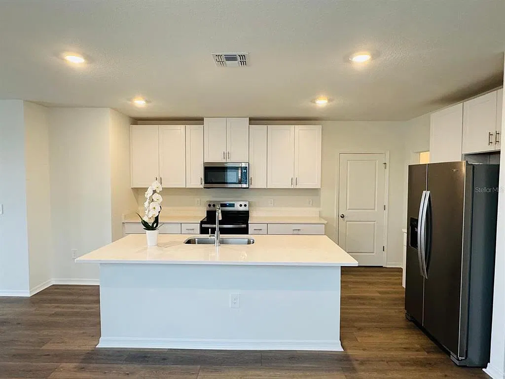 4 bed, 2.5 bath, 2168 sqft, $3,000 — Photo 3