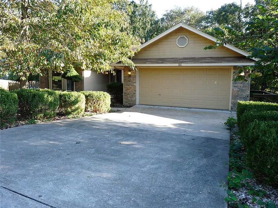 1st image of 31 Farnham Dr