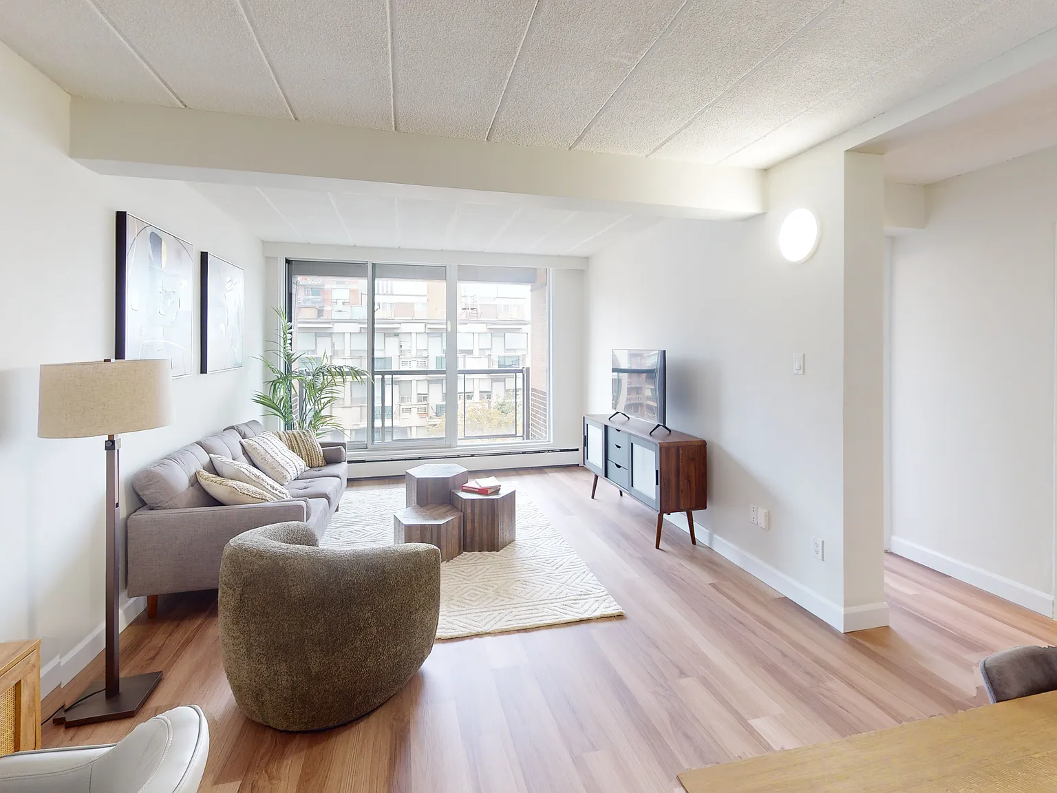 218 Maclaren — Photo 4