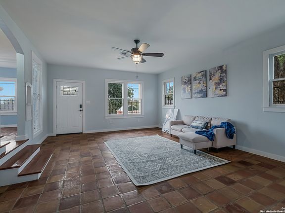 4th image of 2201 E CROCKETT ST