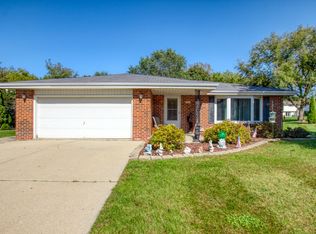 20000 W Chestnut Dr, New Berlin, WI 53146