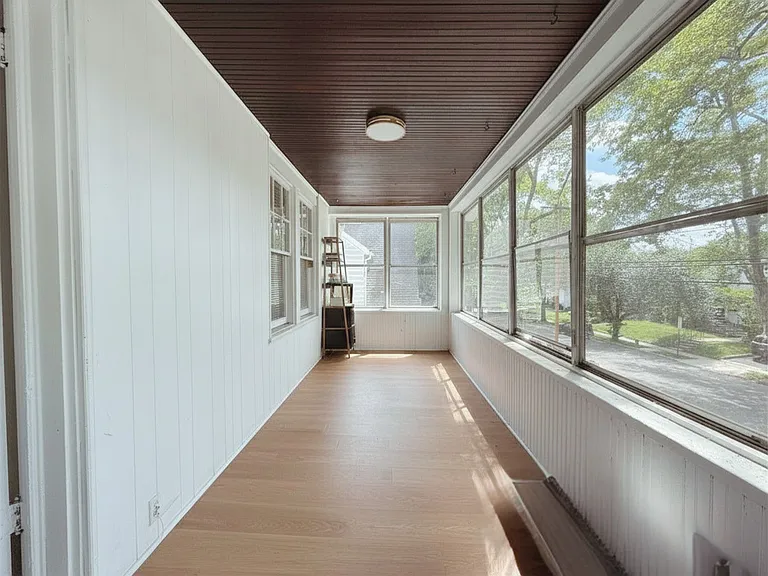 Private enclosed porch