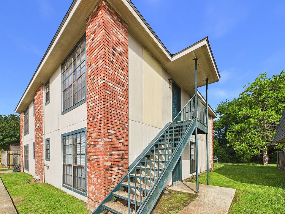 1st image of 110 Country Ln #C