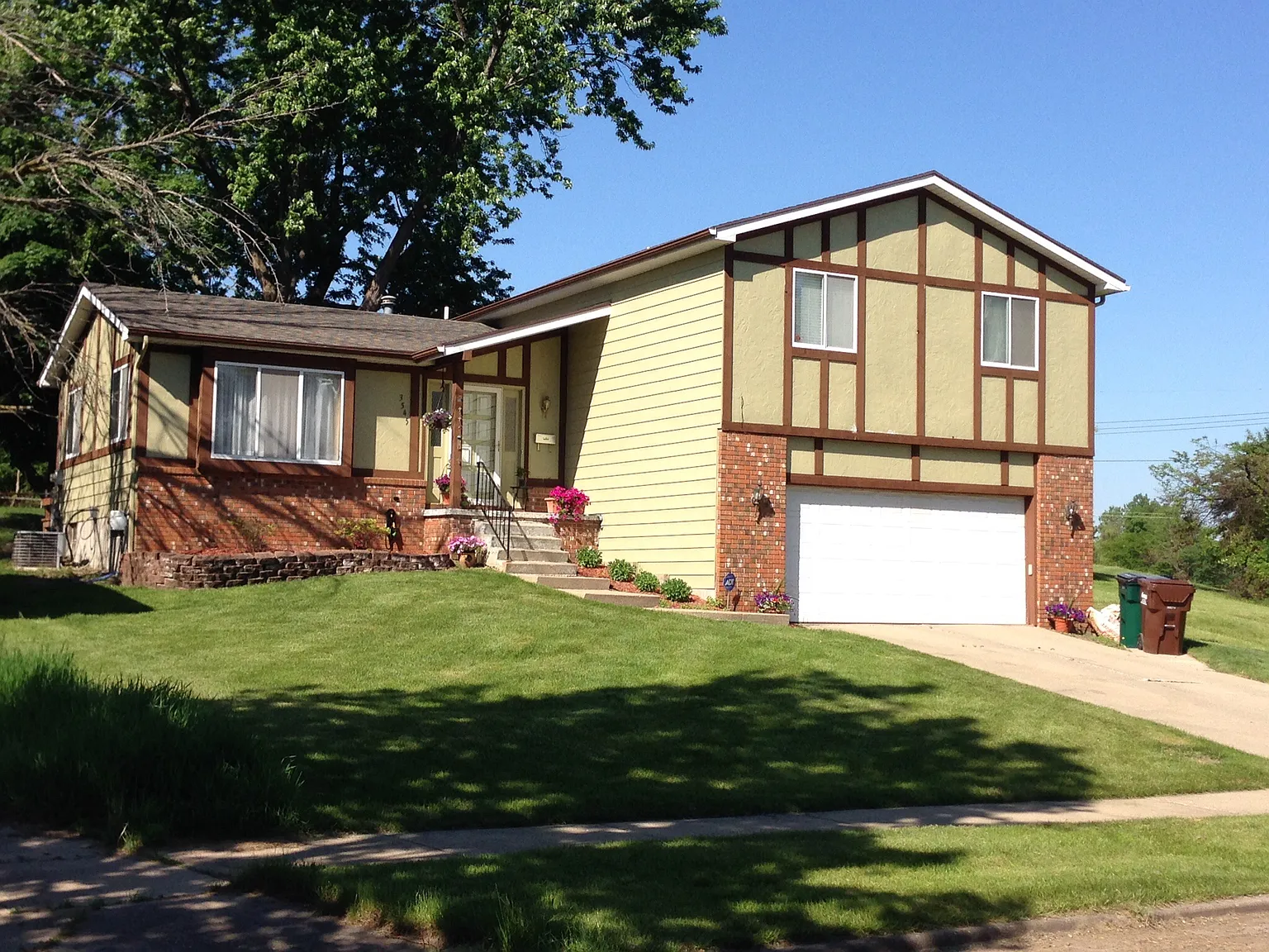 3545 Inverary Dr photo 1