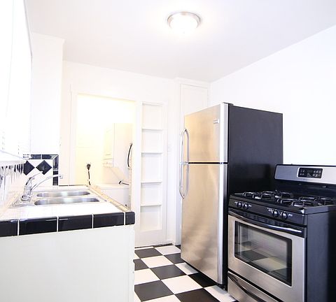 5th image of 5916 Willoughby Ave #5918-1/2