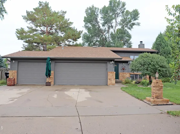 215 Laredo Dr, Bismarck, ND 58504