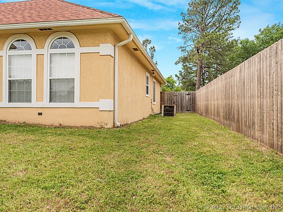 3rd image of 607 Nelson Ln