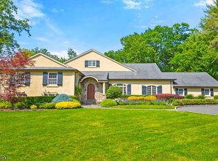 10 Canterbury Rd, Livingston, NJ 07039