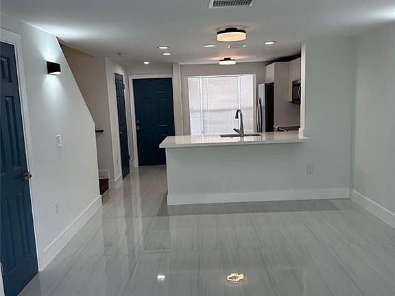 4th image of 972 Jeffery St