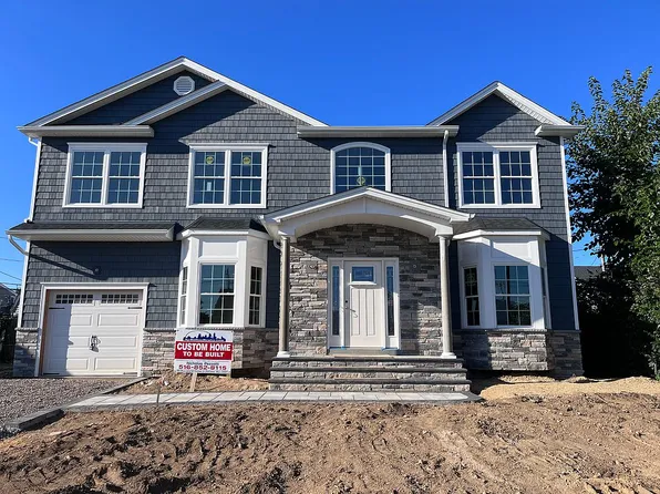 169 Spindle Rd, Hicksville, NY 11801
