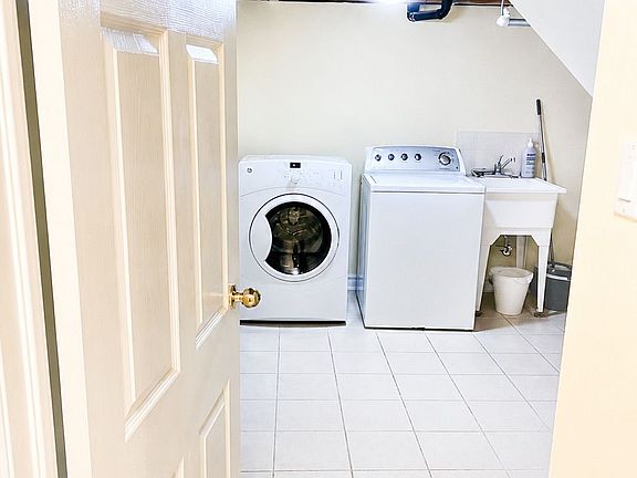 5th image of 226 Helen Ave