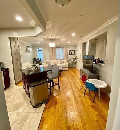 3rd image of 129 Bay 28th St APT 1B