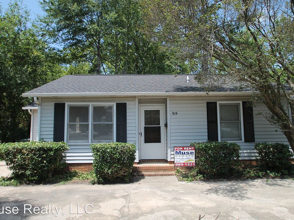 1st image of 915 College Avenue Ext
