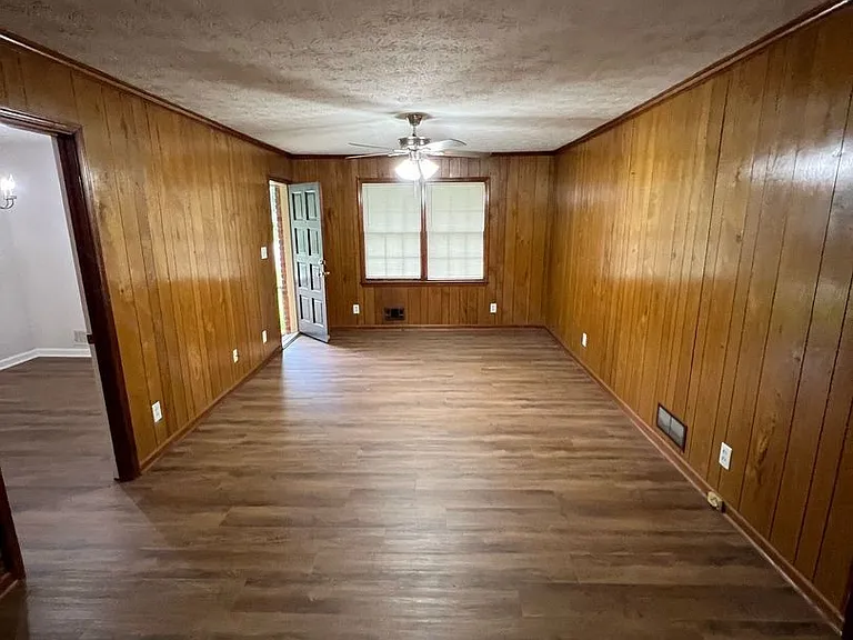3861 Imperial Dr — Photo 2