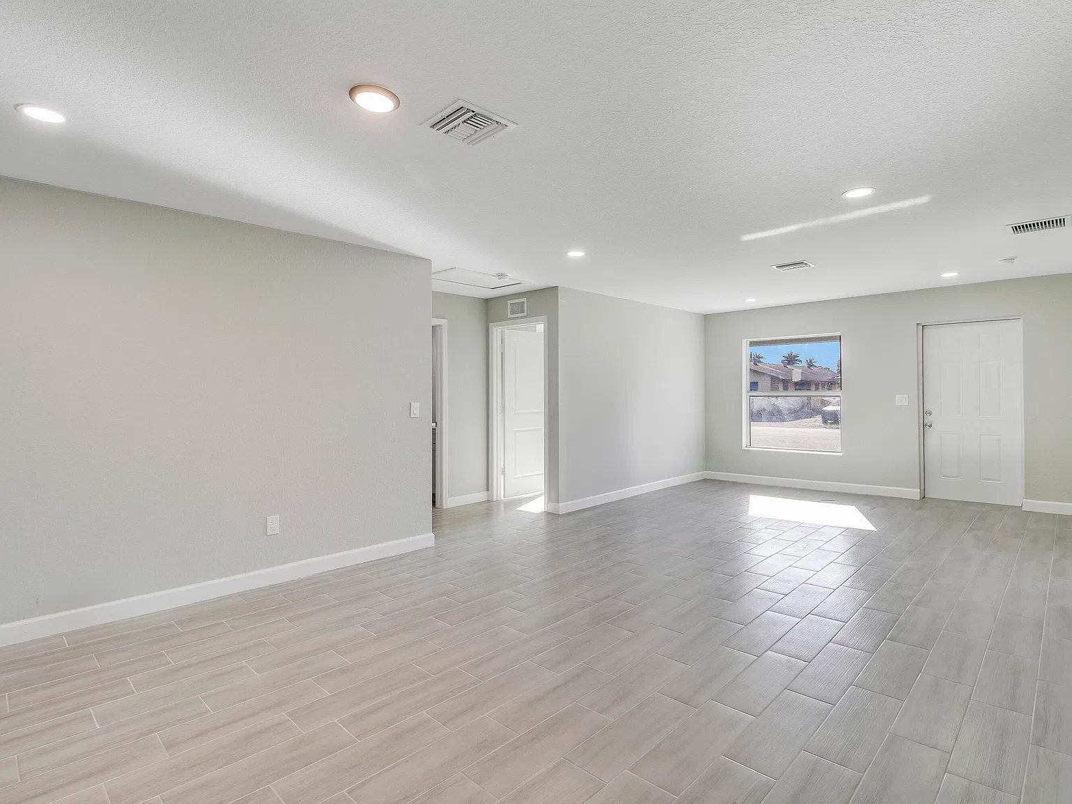 3 bed, 2.0 bath, 2296 sqft, $1,650 — Photo 3