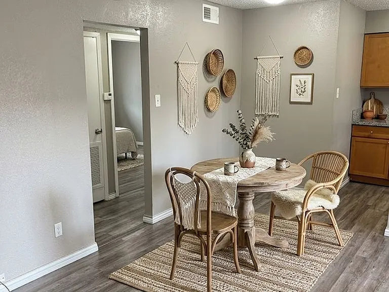 Western Oaks Apartments — Photo 22