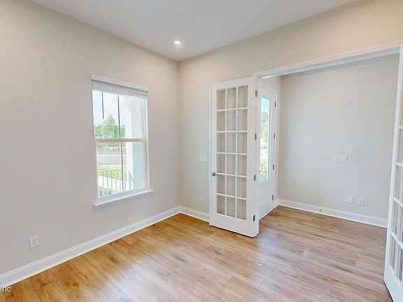 4th image of 112 HEDGEROW Street