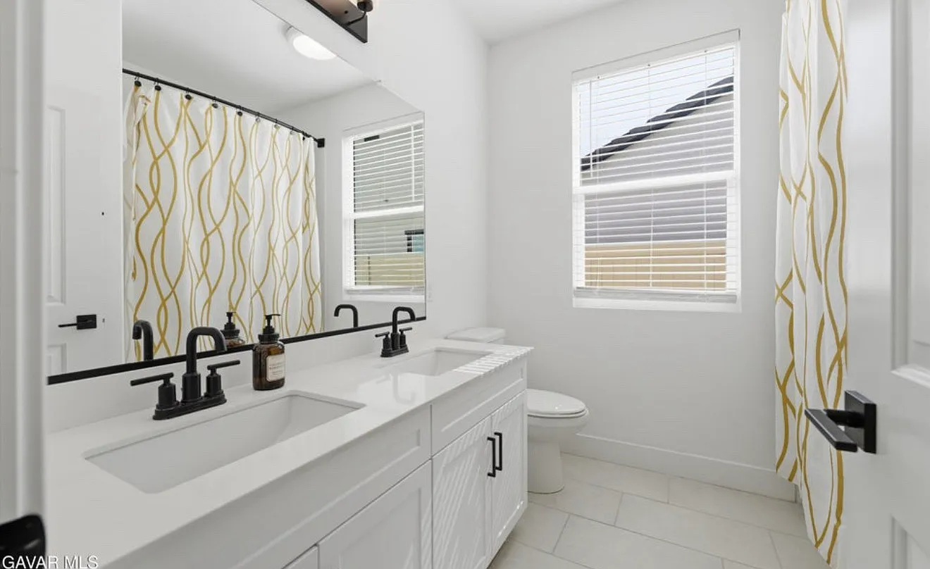 4 bed, 2133 sqft, $3,300 — Photo 4