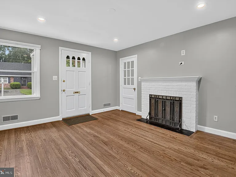 9315 Linden Ave — Photo 3