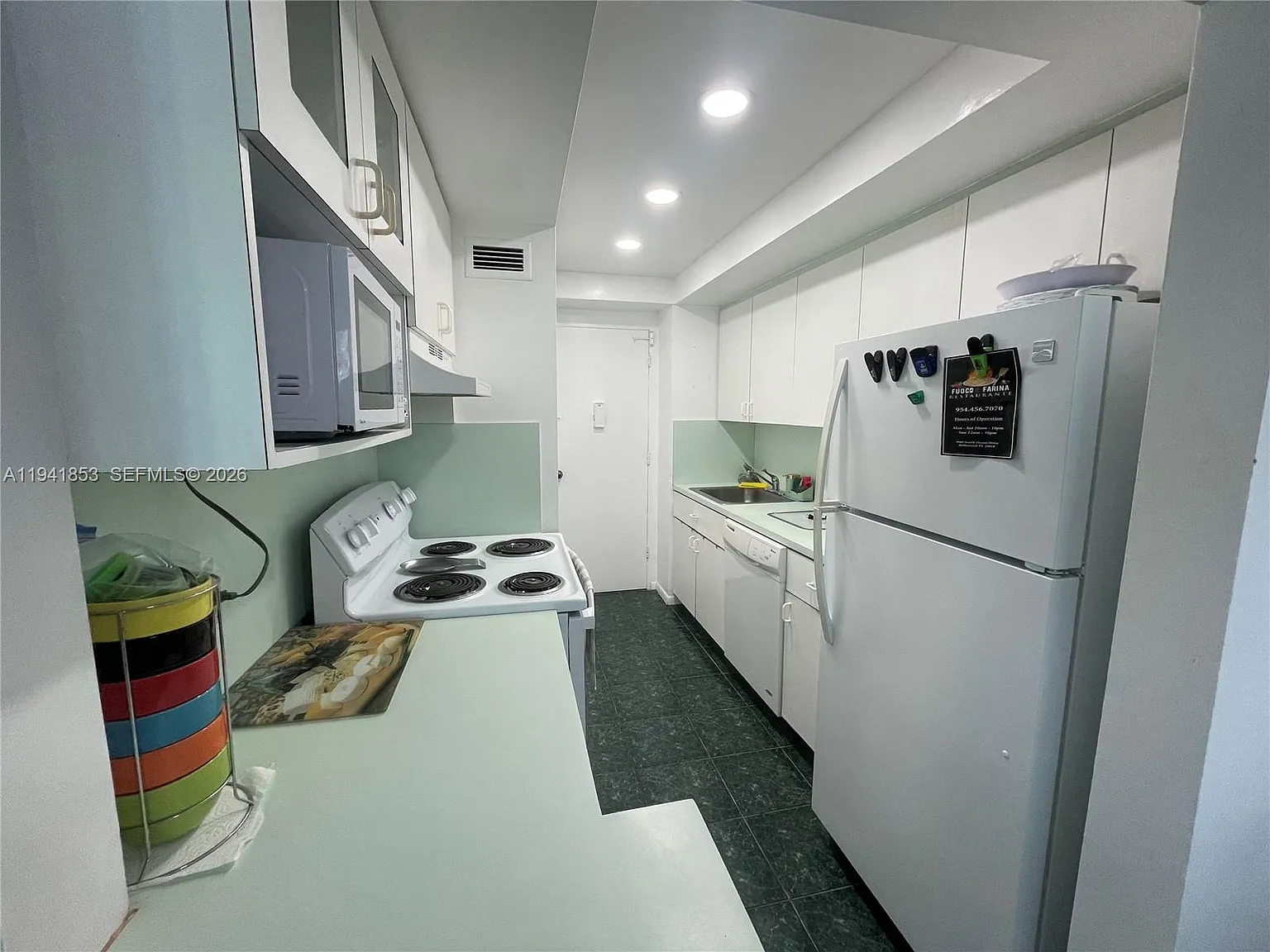 Alexander Towers Condo — Photo 3