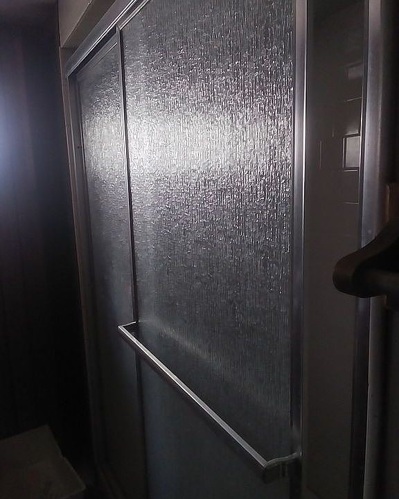 LARGE BATHROOM SHOWER