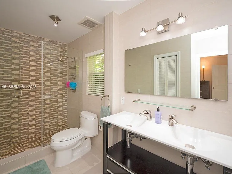 423 Alhambra Cir — Photo 18