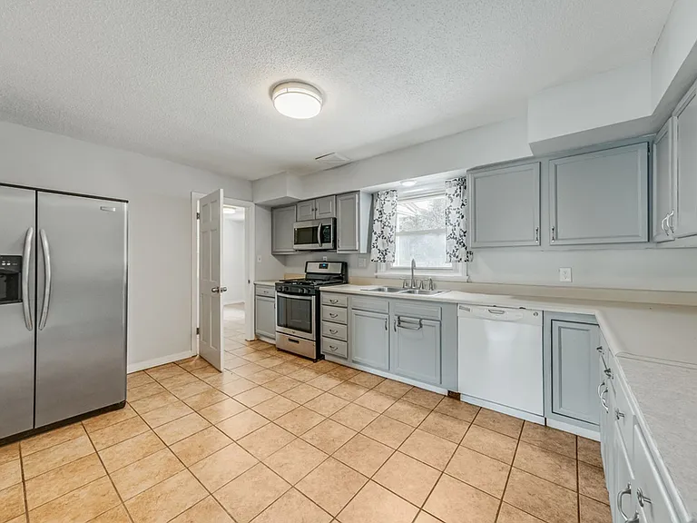 615 Breen Dr — Photo 6