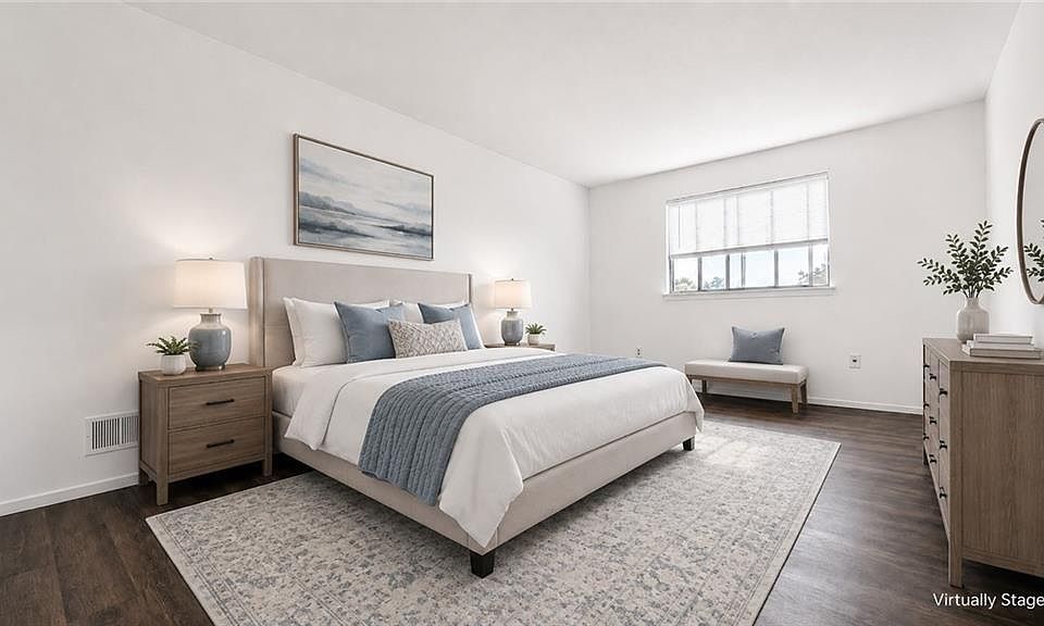 1st image of 22 Windsor Ct Floor 1