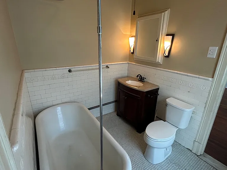 Fairfax Apartments — Photo 7