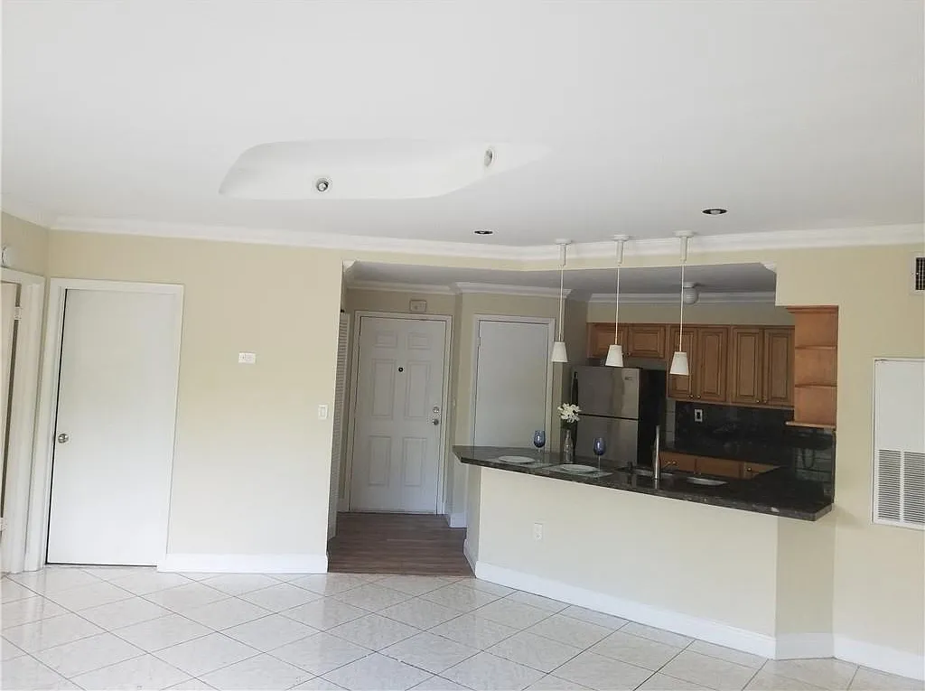2 bed, 2.0 bath, 858 sqft, $2,100 — Photo 4