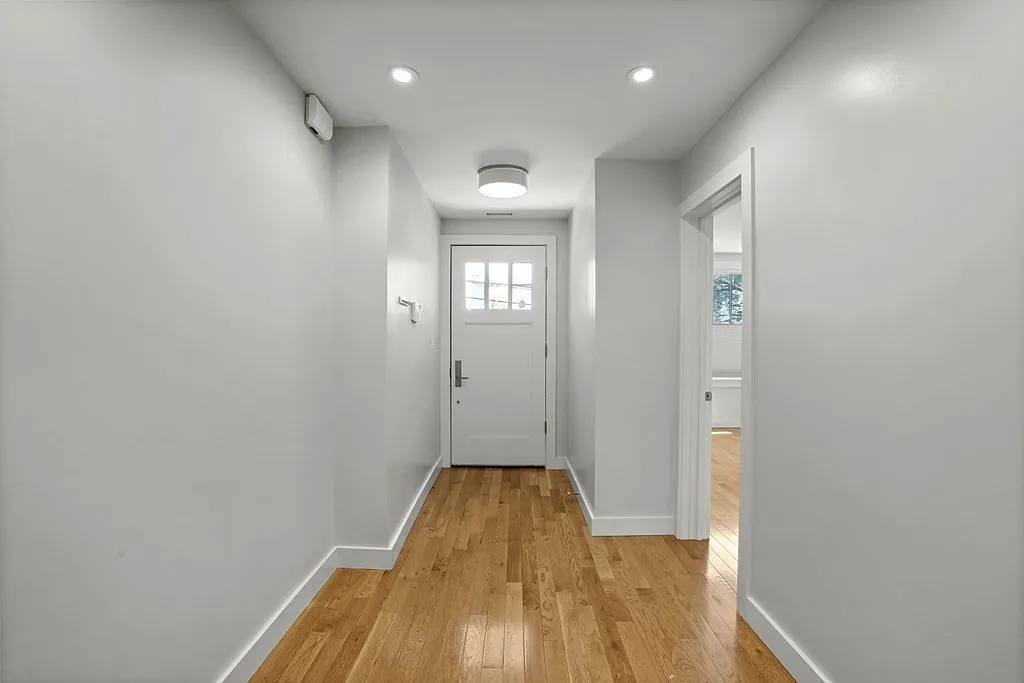 3 bed, 3.0 bath, 1644 sqft, $5,300 — Photo 3