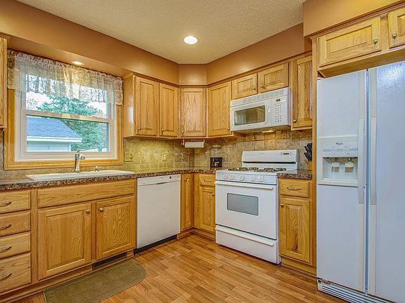 4th image of 2635 Woodridge Dr