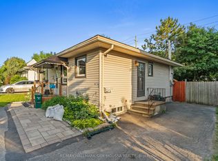 912 Smyth Rd #B, Ottawa, ON K1G1P6