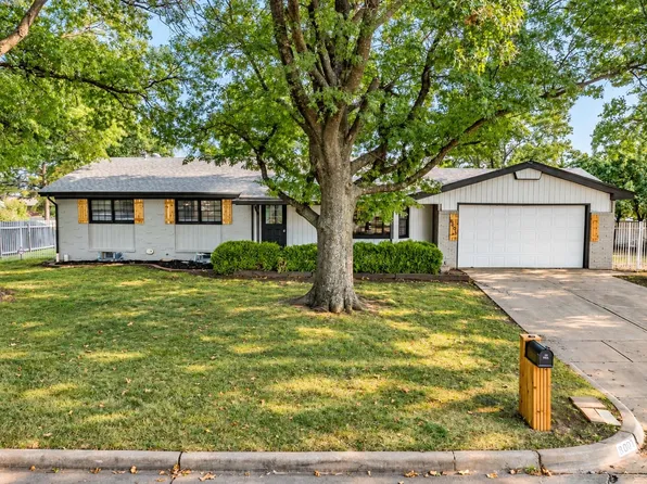 8001 E Willowbrook Rd, Wichita, KS 67207