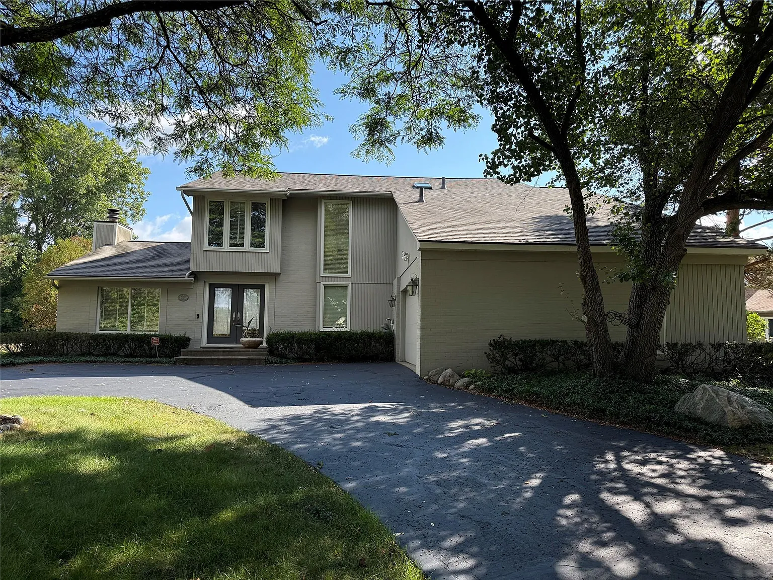 4 bed, 4.5 bath, 3300 sqft, $6,000 — Photo 1