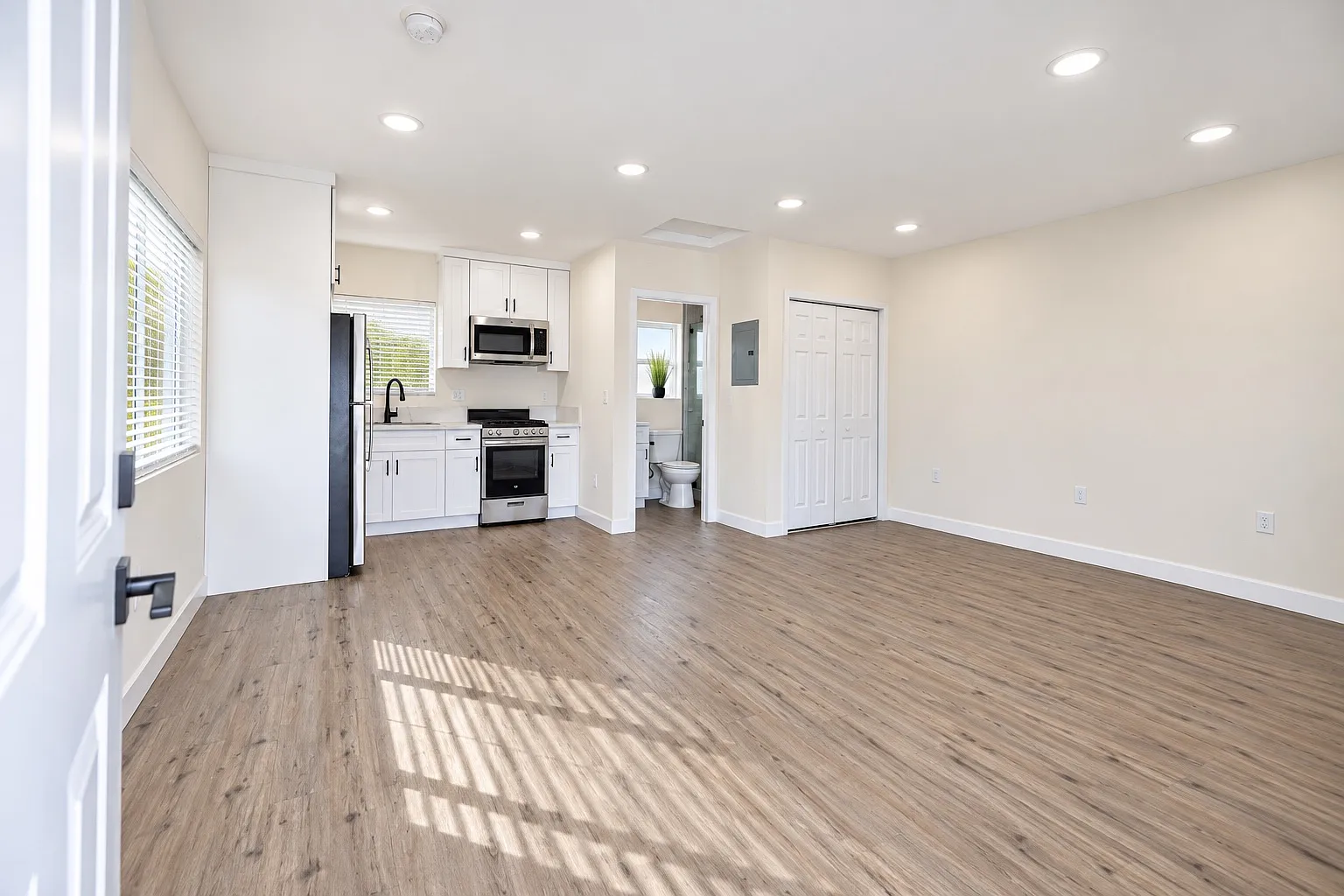 Studio, 373 sqft, $1,700 — Photo 3