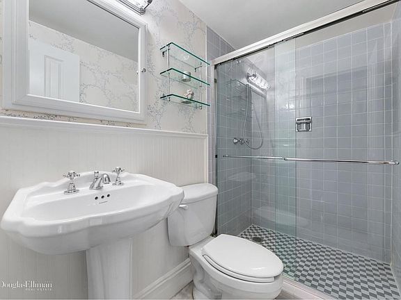 5th image of 150 E 77th St APT 14D